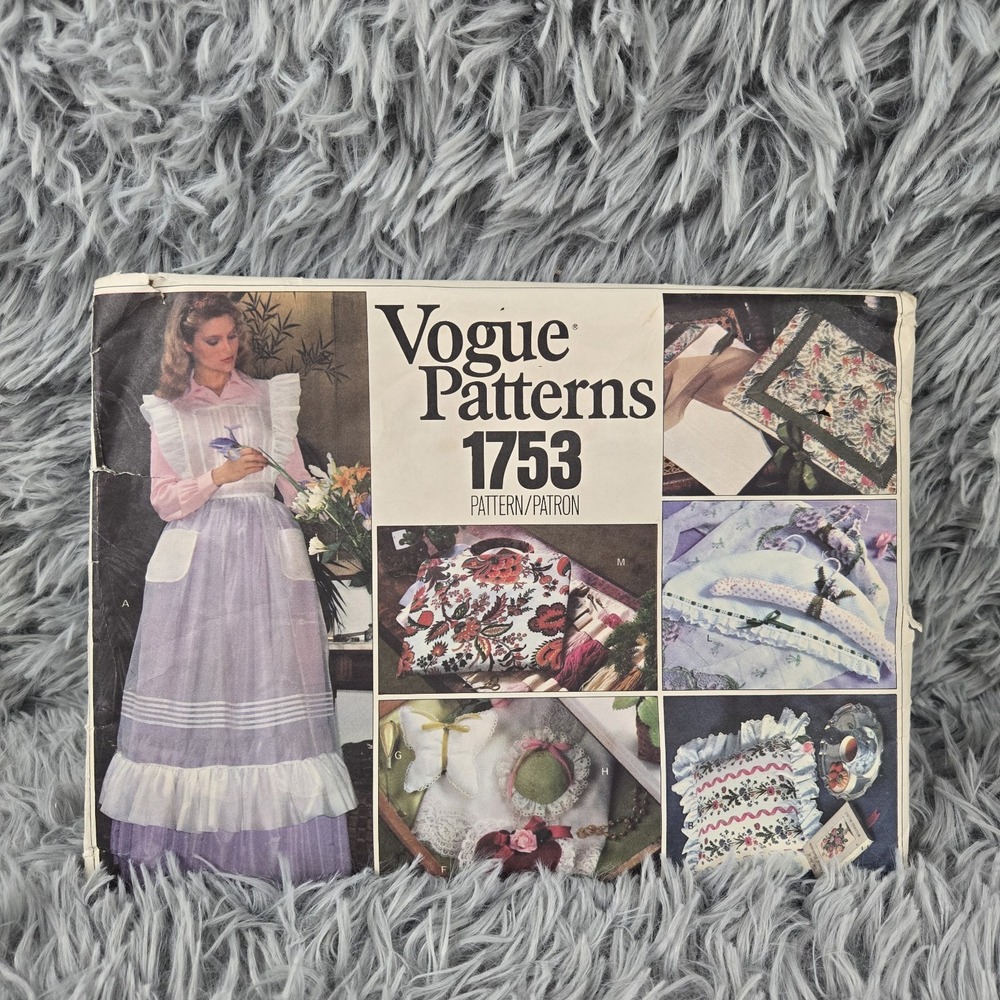 Vintage 1970s Vogue 1753 Cottagecore Apron +‎ Gifts Pillows Sewing Pattern UNCUT
